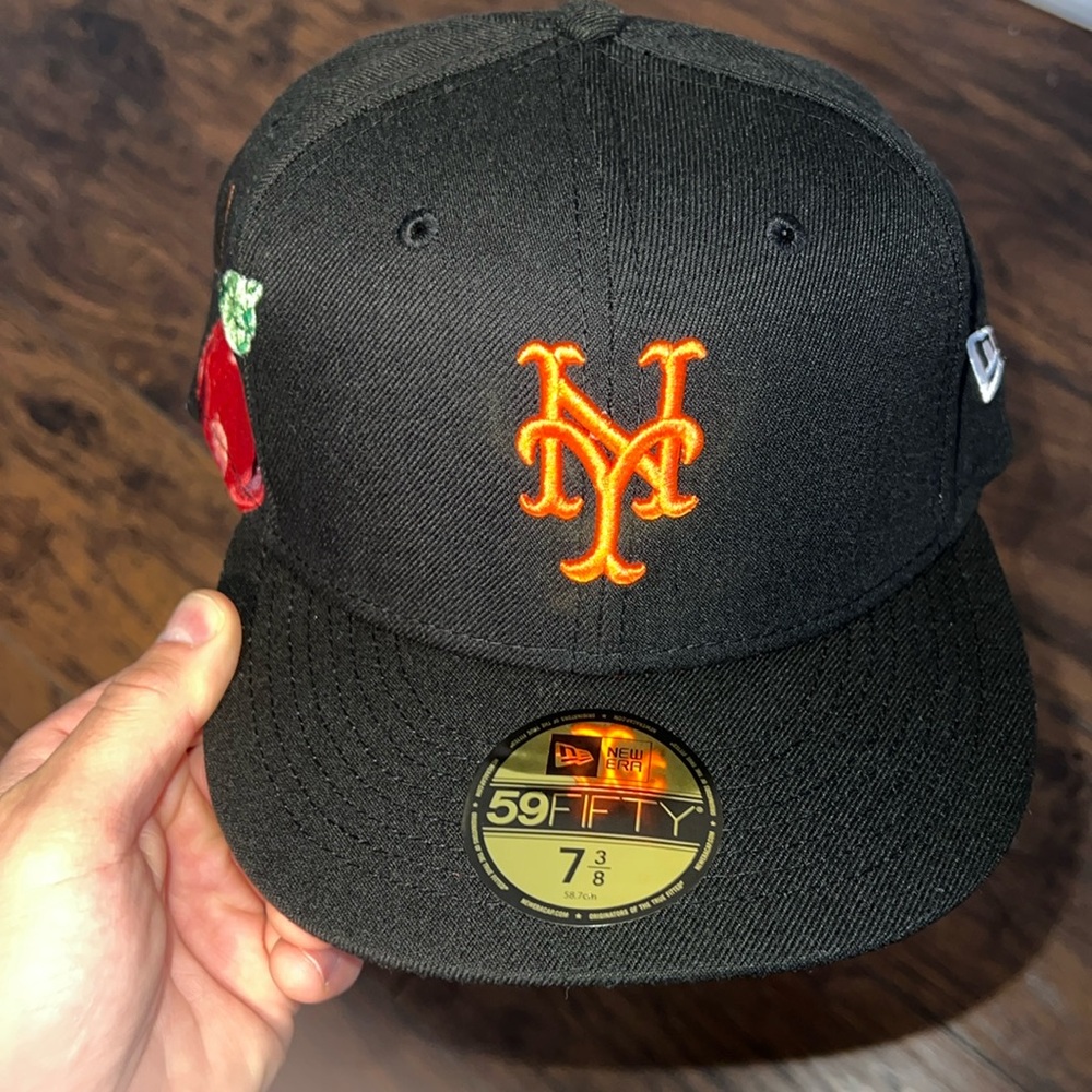 NY Mets New Era Hat w/ Apple logo 
BNWT
Size 7 3/8
Black